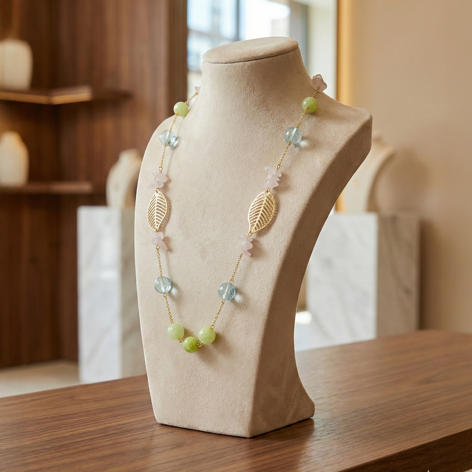 Collar en Cuarzos y Jade Con Dijes